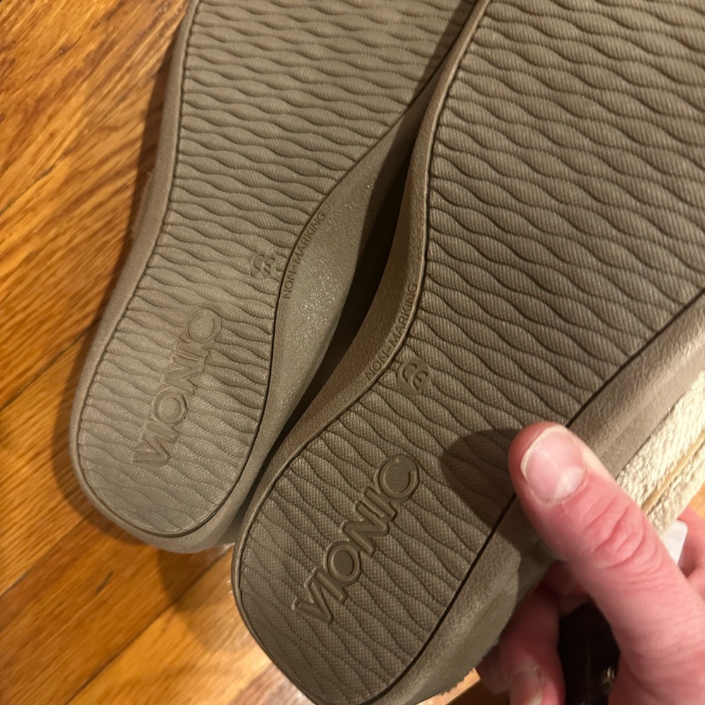 Women's Vionic Gemma Slippers, brand new size 10(does not have original box) - Picture 4 of 6